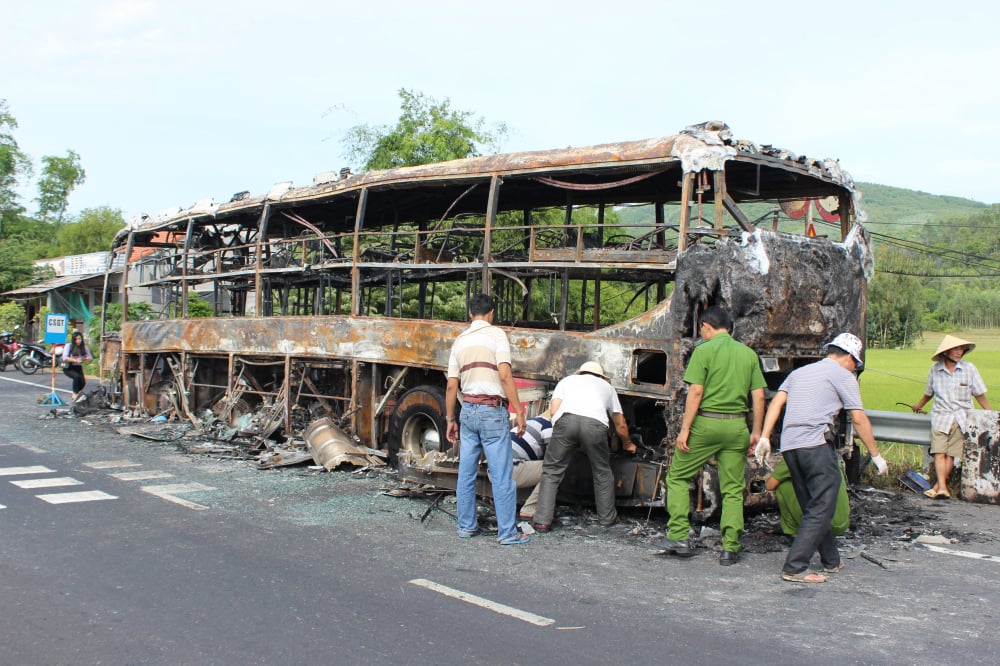xe-oto-giuong-nam-bat-ngo-bung-chay-du-doi-hang-chuc-hanh-khach-hoang-loan-la-het-1