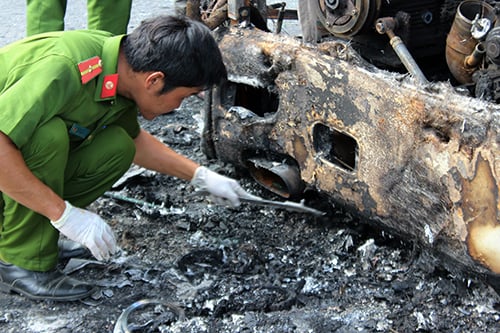 xe-oto-giuong-nam-bat-ngo-bung-chay-du-doi-hang-chuc-hanh-khach-hoang-loan-la-het-2