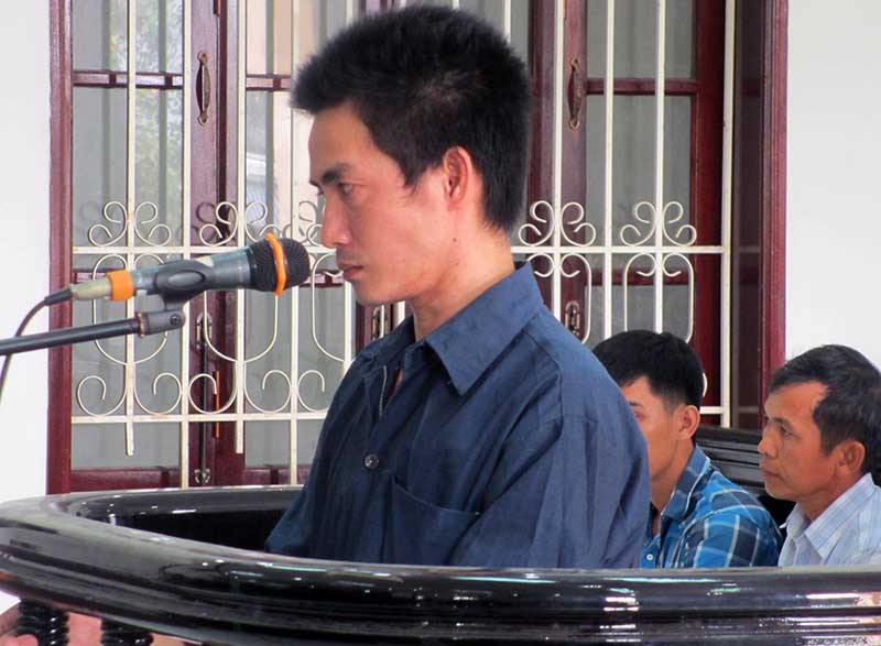 ga-cha-mat-nhan-tinh-ga-mua-dien-thoai-de-hiep-dam-con-ruot-2