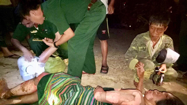 lay-nham-xang-thap-den-dau-2-me-con-bi-bong-nang-ngoi-nha-bi-thieu-rui-2