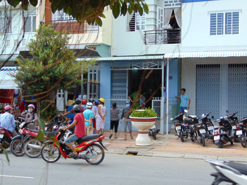 mo-cua-phong-cha-chet-dung-khi-thay-con-trai-treo-co-tu-tu-giua-nha-sharoncuneta.com-2