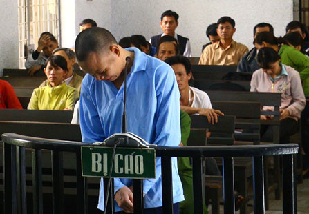 an-chung-than-cho-yeu-rau-xanh-hiep-dam-be-gai-4-tuoi-den-bat-tinh-sharoncuneta.com