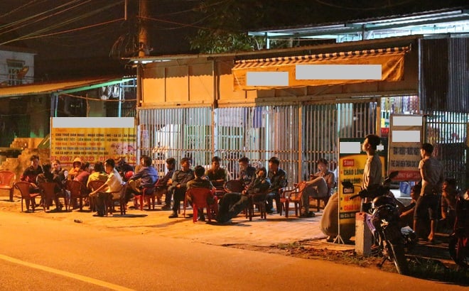 di-giao-hang-ve-chong-hot-hoang-phat-hien-vo-treo-co-giua-nha-sharoncuneta.com