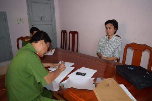 buc-tuc-vi-bi-mang-con-trai-da-tam-bo-thuoc-doc-vao-ruou-khien-cha-va-ban-nhau-tu-vong-sharoncuneta.com-2