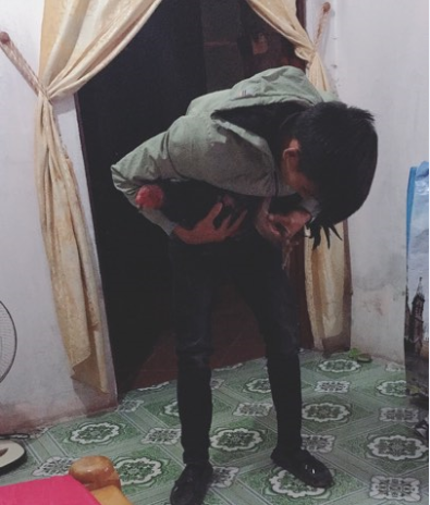 giao-con-gai-cho-chong-de-di-cho-me-tre-hot-hoang-khi-thay-con-trong-chuong-ga-sharoncuneta.com-3