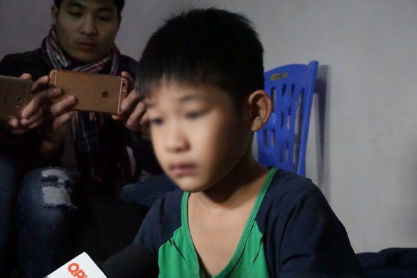 be-9-tuoi-bi-bo-bao-hanh-bang-day-dien-sharoncuneta.com-6