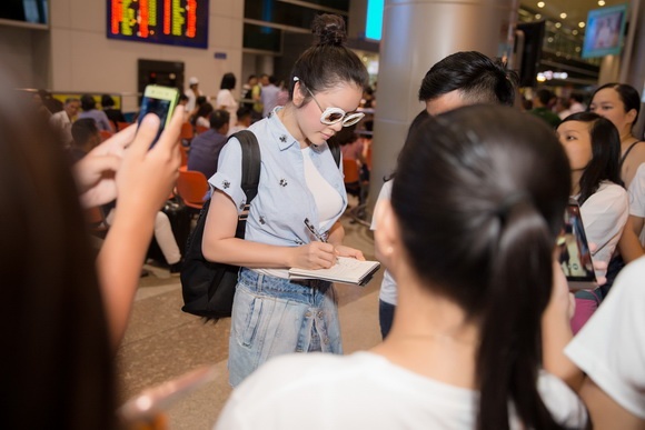 ly-nha-ky-duoc-fans-vay-quanh-8resize-ngoisao.vn-w580-h387