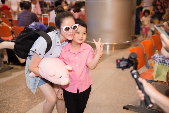 ly-nha-ky-duoc-fans-vay-quanh-9resize-ngoisao.vn-w580-h387