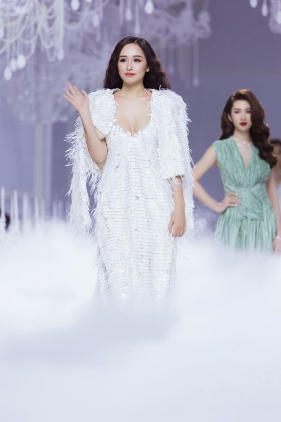 Mai Phương Thúy thu hút khán giả, với set đồ trắng đính kết tua rua sải bước trong không gian được dàn dựng như buổi tiệc châu Âu.