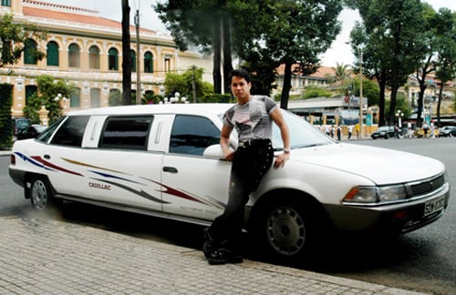 Nam ca sĩ từng thuê cả đoàn vệ sĩ đi theo để bảo vệ chiếc xe, tránh việc bà con hiếu kỳ lại gần gây trầy xước ‘xế’ sang Cadillac.   