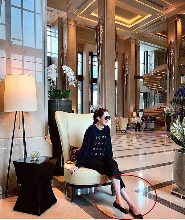Cười tươi cực rạng rỡ, thế nhưng đôi chân gầy guộc của Đặng Thu Thảo là điều mà người ta chú ý hơn cả.    