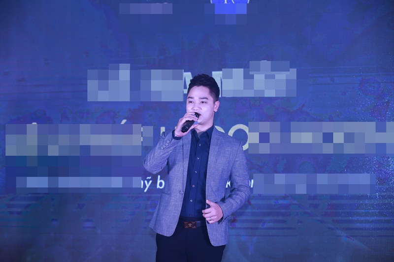 Ca sĩ Kim Long bảnh bao với vest.