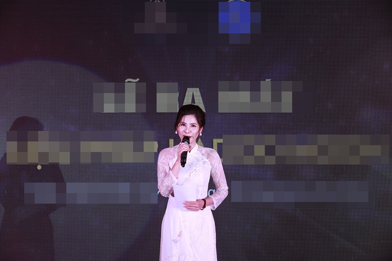 Ca sĩ Sao Mai Lưu Kỳ Hương cũng xuất hiện tại sự kiện với áo dài ren trắng ấn tượng.