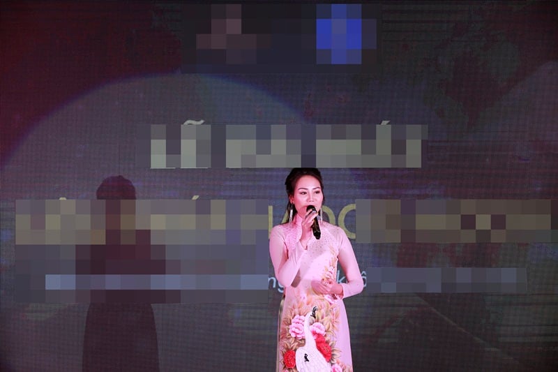 Nữ ca sĩ diện áo dài màu hồng nữ tính. Tại sự kiện, cô cũng chia sẻ về bí quyết làm đẹp của mình. Cô cho biết, bản thân rất thích làm đẹp bằng phương pháp sử dụng đôi bàn tay di chuyển cấu trúc xương trở lên cân đối hơn trên gương mặt.