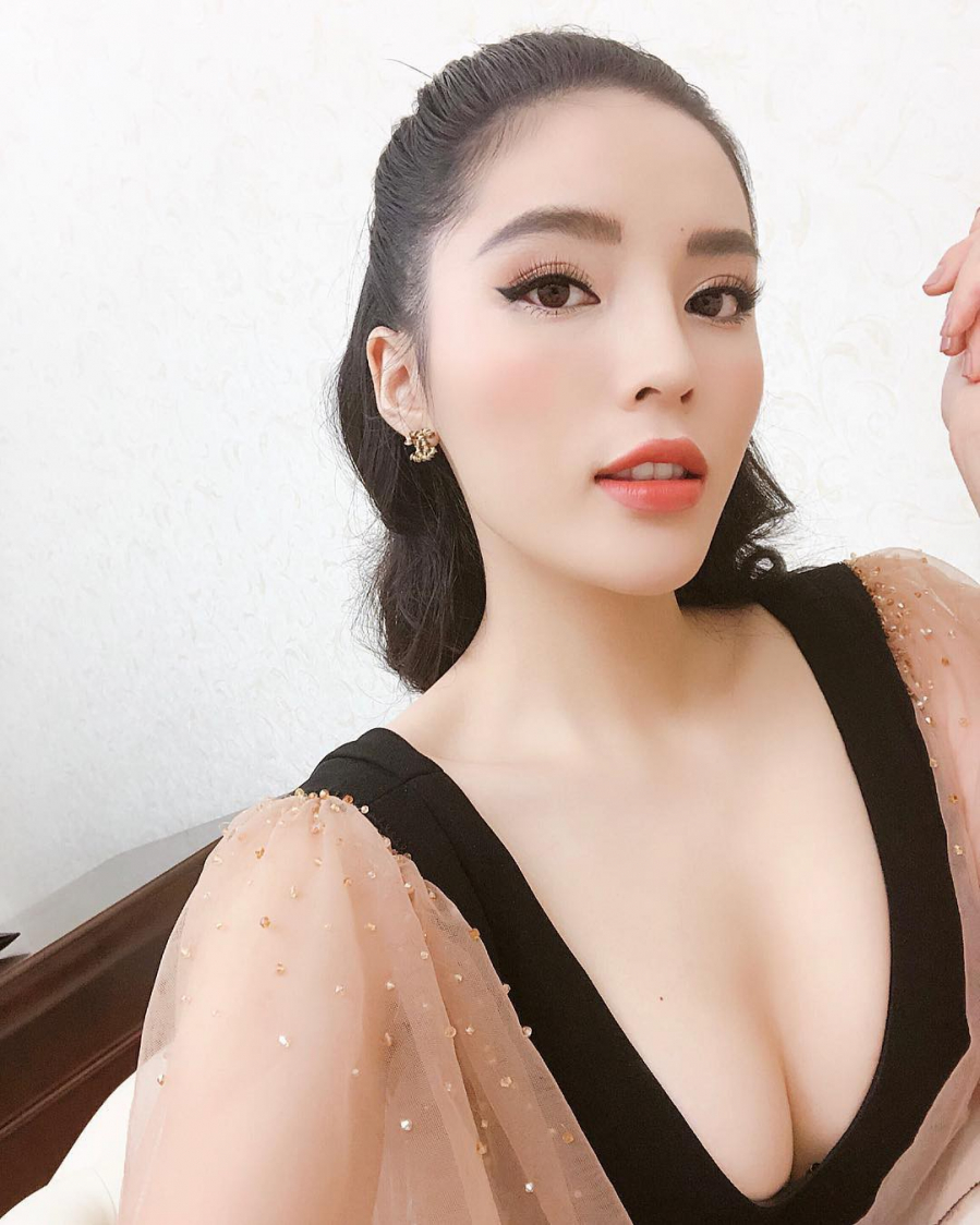 Kỳ Duyên đã đạt đến độ hoàn hảo với phong cách trang điểm tông cam. Màu mắt, môi và má đều được lựa chọn hài hòa giúp tôn lên nhan sắc của Kỳ Duyên gấp bội.