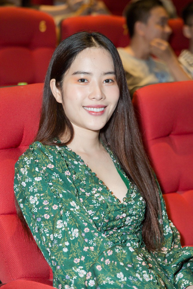 Dẫu biết kiểu trang điểm màu cam rất đẹp nếu chọn cách đánh tự nhiên nhưng Nam Em xuống sắc với cách trang đểm này. Phần mắt cam, môi lỡ cùng bước nền trắng khiến người đẹp trở nên nhợt nhạt.     