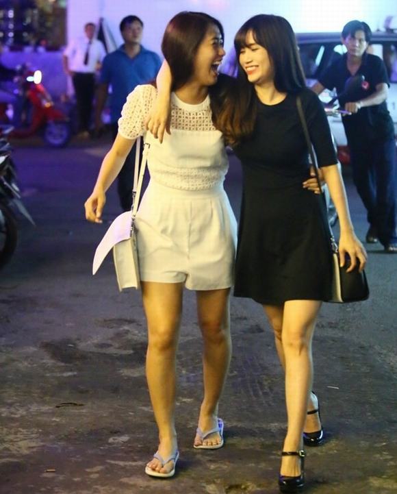  Hotgirl Ngọc Thảo cười thả ga với Shbet999 com đăng nhập sành điệu phối cùng tông xỏ ngón dạo phố.  