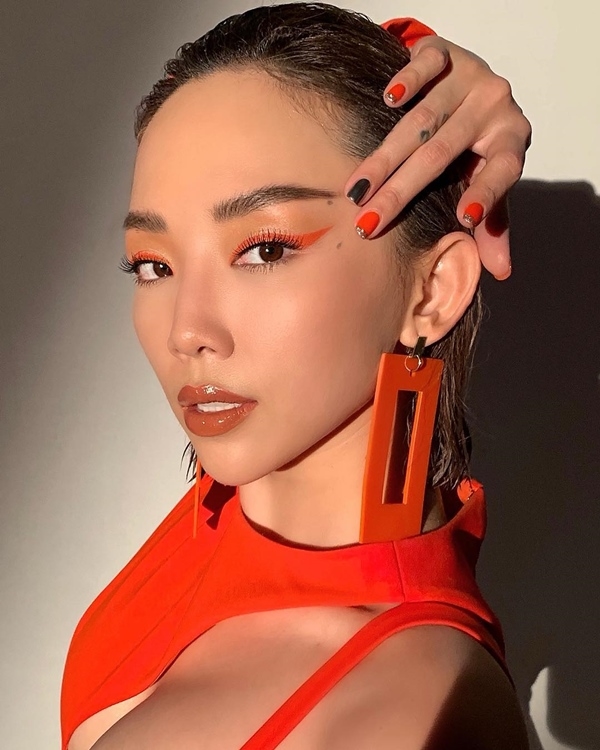 Thay vì eye-liner màu đen bình thường như những mỹ nhân khác, Tóc Tiên lại nổi bật với tông cam ở bước trang điểm này.     