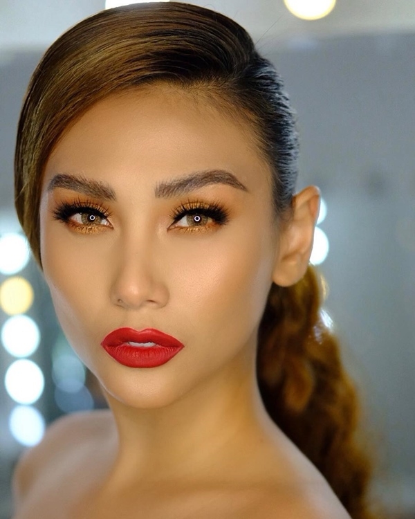 Võ Hoàng Yến khí chất ngút ngàn với lối trang điểm mắt cam, môi đỏ cực ”gắt”. 