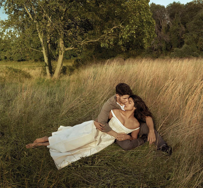 Dù chênh nhau 10 tuổi, Priyanka Chopra và Nick Jonas vẫn rất đẹp đôi. Priyanka nhiều năm được các tạp chí thời trang bầu chọn là một trong những mỹ nhân quyến rũ nhất thế giới.    