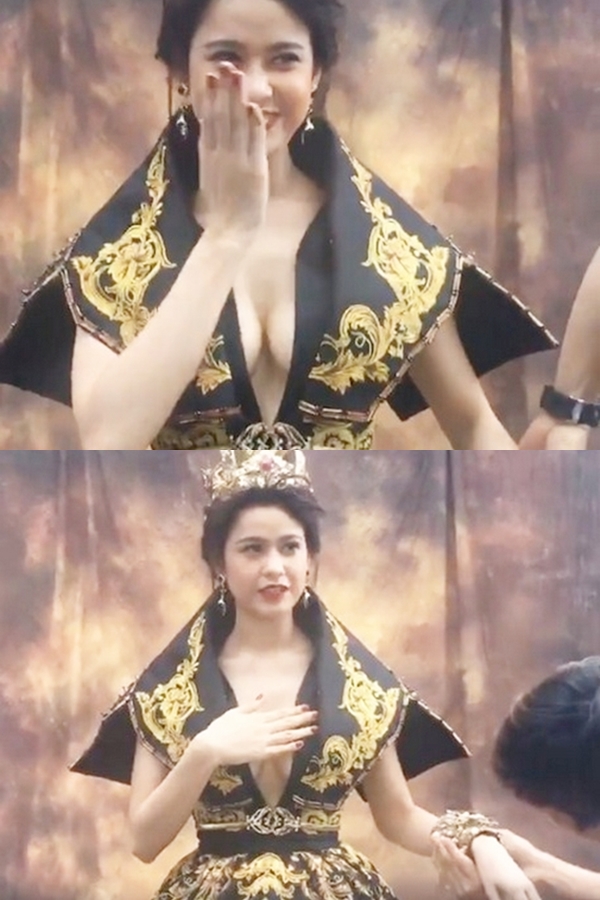 Trương Quỳnh Anh hào hứng livestream trong hậu trường một buổi quay MV với phong cách gợi cảm. Bộ cánh xẻ sâu giúp cô tôn được vòng một nảy nở. Tuy nhiên, vì hở quá bạo, người đẹp được fan nhắc nhở. Cô liên tục dùng tay che chắn mỗi khi di chuyển.    