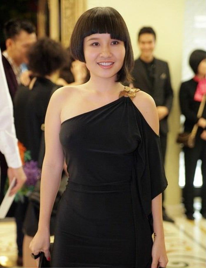Mai Khôi thường xuyên bị bắt gặp với vòng 1 khá nhạy cảm khi diện những váy cocktail, ôm sát khi cô “quên” mang theo nội y