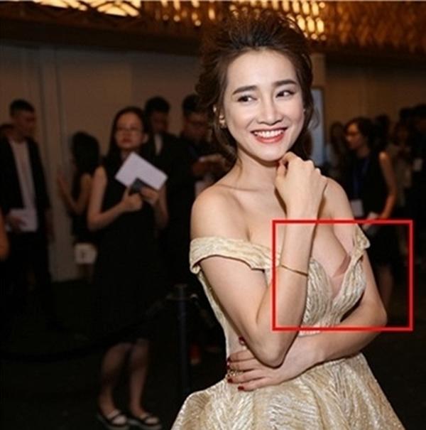 Nhã Phương trở thành tâm điểm của sự chú ý khi diện bộ váy gợi cảm như như hoàng thế nhưng mọi công sức của cô lại đổ bể khi miếng độn ngực bị lộ rõ ở góc nghiêng.