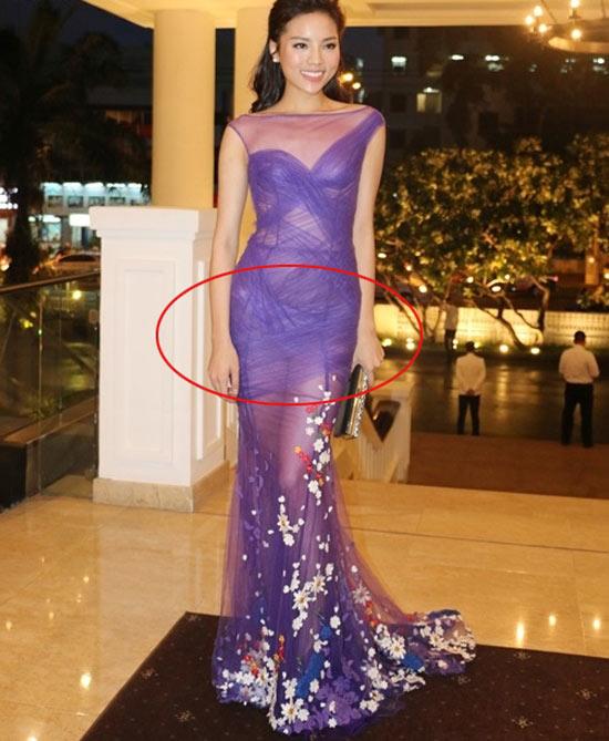 Hoa hậu Kỳ Duyên đã nhiều lần mặc xấu trước đây, tuy nhiên đây mới chính là lần thảm họa nhất với sự cố lộ quần lót bên trong.     