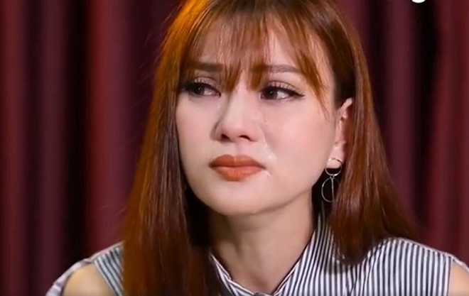 Thu Thủy đã bật khóc khi nói về việc cô và cha con trai không còn sống chung. Sau khi chia tay, cô sống cùng con và quay trở lại hoạt động nghệ thuật.    