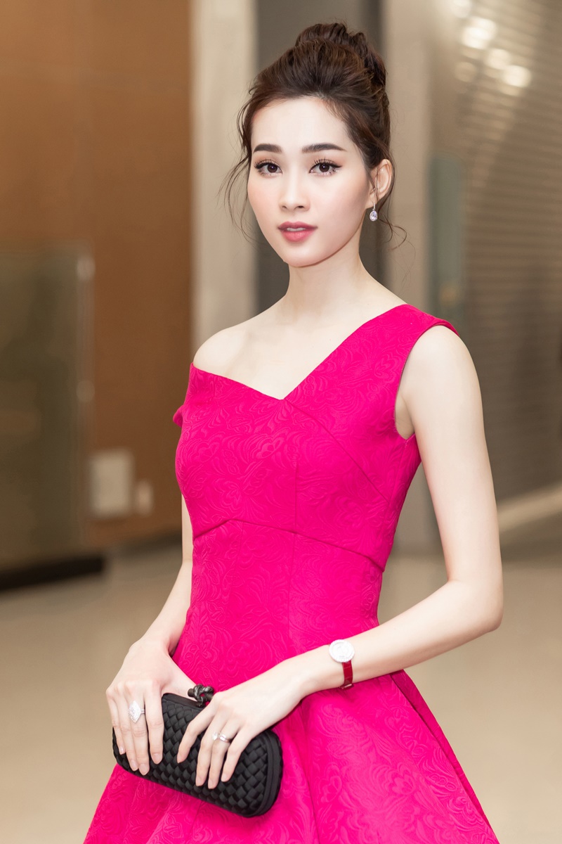 Hoa hậu Việt Nam 2012 - Đặng Thu Thảo bất ngờ xuất hiện tại show diễn năm nay của NTK Đỗ Mạnh Cường.Người đẹp vẫn trung thành với phong cách nữ tính, thanh lịch, không kém phần quyến rũ với chiếc váy xoè duyên dáng có phần cổ bất dối xứng.