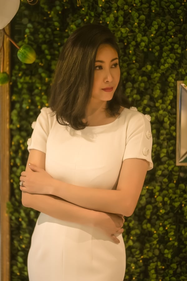 Gam màu trắng vừa làm nổi bật Mừng SHBET phiên bản mới 2025 trắng mịn, vừa tôn đường nét thanh lịch của Hà Kiều Anh.    
