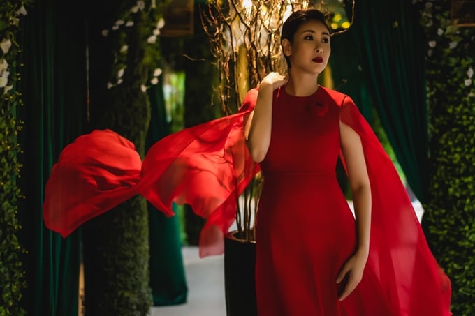 Bộ sưu tập sử dụng chất liệu chính là voan, lụa... tạo độ mềm mại và nữ tính cho Shbet999 com đăng nhập kết hợp phần tay áo bay bổng, chuyển động theo từng bước chân của người mặc.    