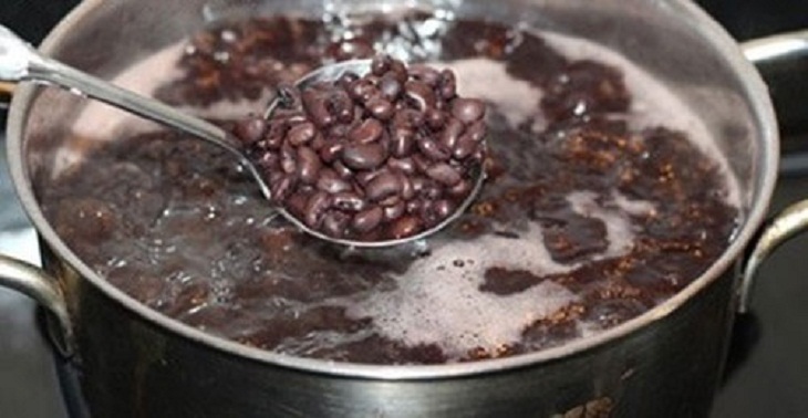 cach-nau-nuoc-dau-den-lam-dep-1