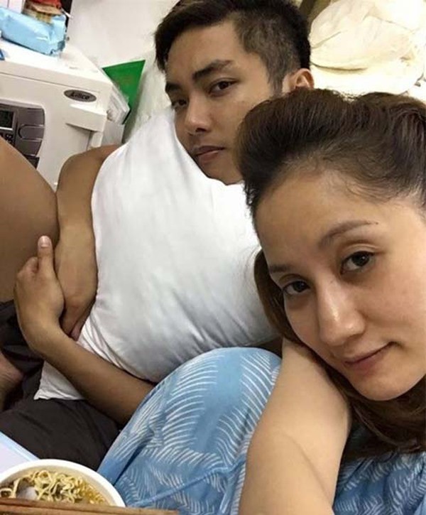 Nước da sạm, đặc biệt là đôi mắt thâm quầng, hốc mắt sâu khiến cho kiện tướng dancesport xuống sắc rõ rệt khi không trang điểm. Cô vô tình để lộ rõ khoảng cách tuổi tác với ông xã    
