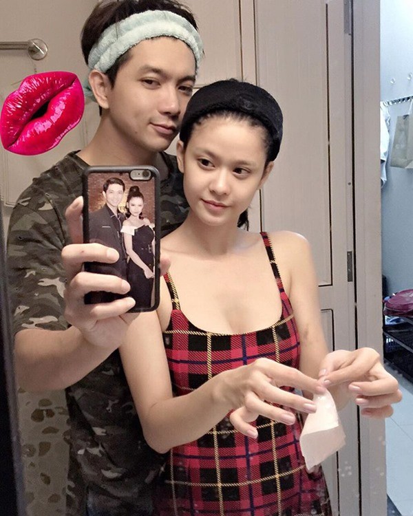 Không còn quyến rũ, sang chảnh như đi sự kiện, đi biểu diễn, Trương Quỳnh Anh mộc mạc với nước da trắng hồng, chỉ có khuyết điểm là hàng lông mày có mà như không của cô thôi.