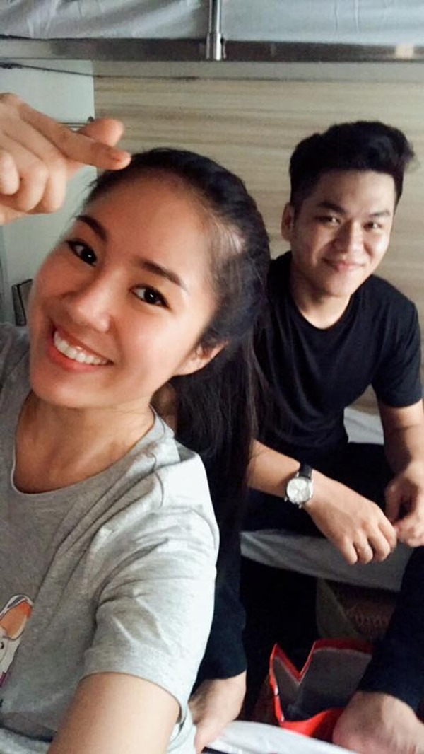 Hương trong ‘Gạo nếp gạo tẻ’ cũng được khen ngợi với gương mặt mộc, nước da bóng khỏe, nụ cười tươi tắn khi chụp cùng ông xã kém tuổi.