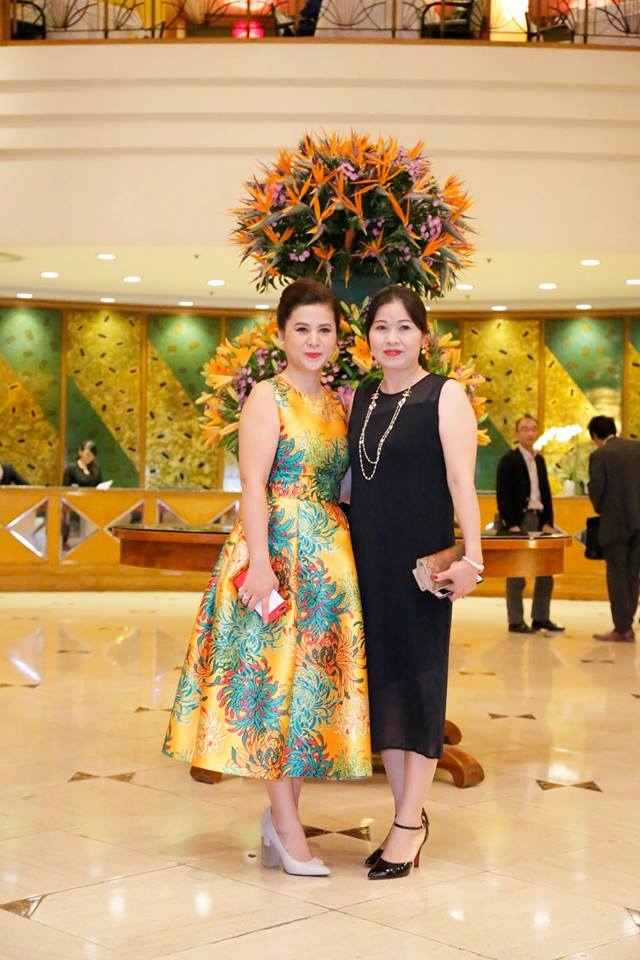 Bà Lê Hoàng Diệp Thảo sang trọng với chiếc váy hoa cúc của NTK Đỗ Mạnh Cường,  