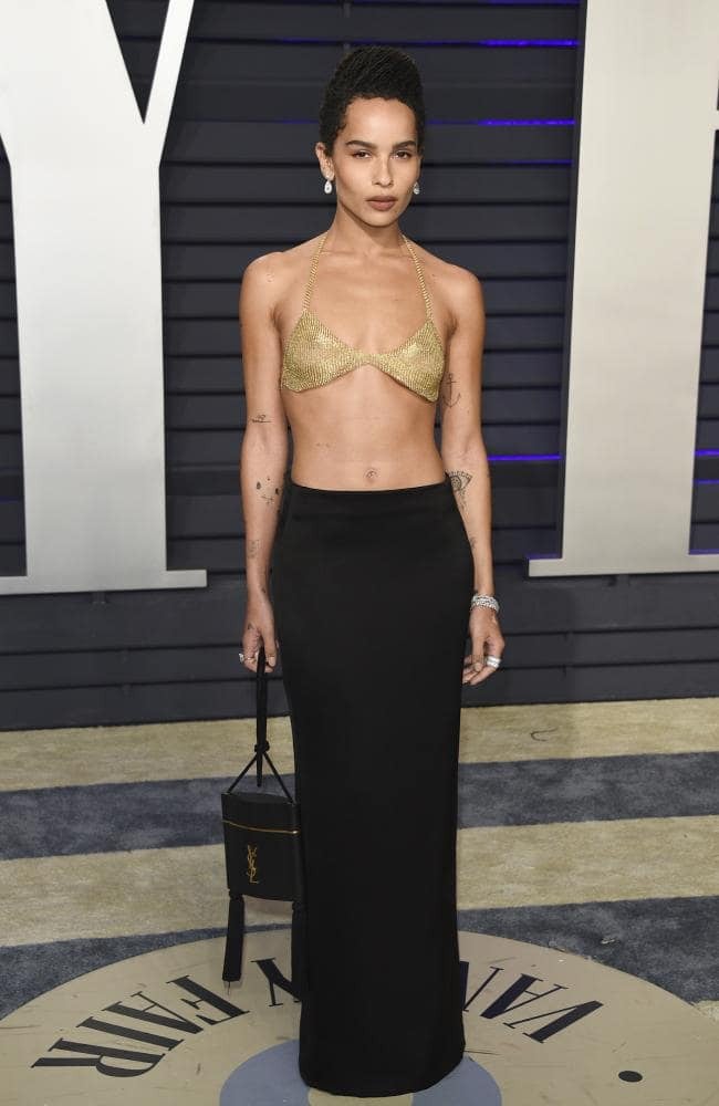 Nữ diễn viên Zoe Kravitz diện bra đính đá cùng đầm đen dài chấm gót của Saint Laurent, cô đem đến diện mạo trên sexy - dưới kín đáo đối lập.    