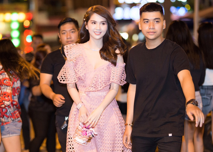 Chọn những phụ kiện xinh xắn không kém như túi cói hoa, cặp tóc mái vintage, đồng hồ màu hồng và sợi dây chuyền lấp lánh khiến Ngọc Trinh trông như một nàng tiểu thư vừa quý tộc vừa trong sáng.    