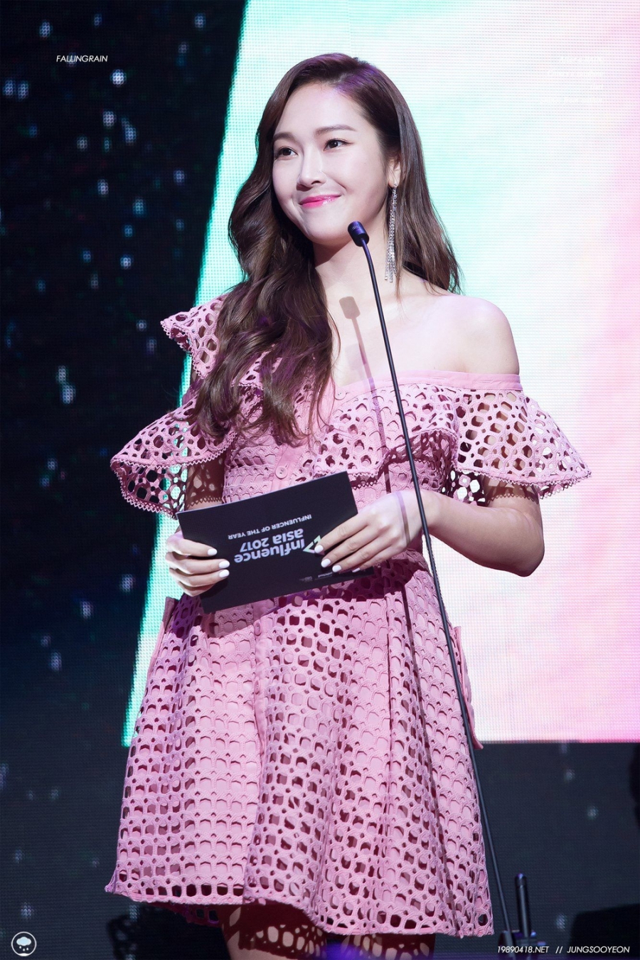 Jessica trong Influence Asia 2017 cũng đã nhận được cơn mưa lời khen khi xuất hiện với bộ váy ngọt ngào như kẹo bông này.    