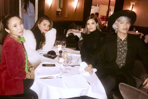 Sau show, Hồ Ngọc Hà và Lý Quí Khánh đi ăn tối cùng Hoa hậu hoàn vũ 2012 - Olivia Culpo (thứ hai từ phải qua).