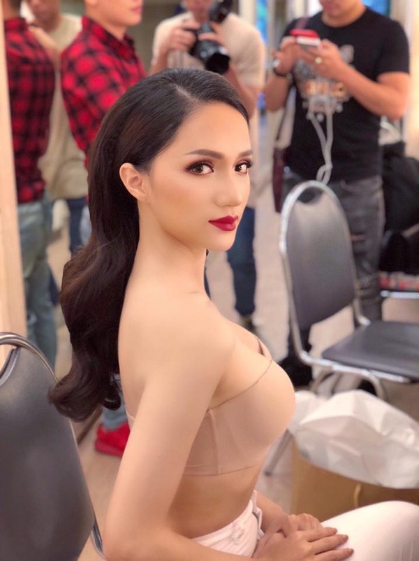 Nàng hậu khoe thân hình nuột nà, nóng bỏng cùng góc mặt xuất thần khiến người xem luyến tiếc khi chỉ còn 8 ngày nữa là cô hết nhiệm kỳ.
