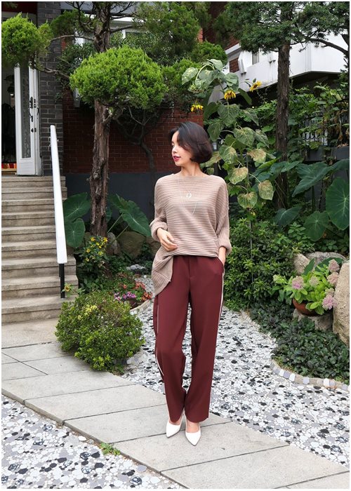 Quần kẻ sọc thể thao dù siêu hot nhưng nó cũng không phải là lựa chọn cho phong cách công sở luôn cần lịch sự  
