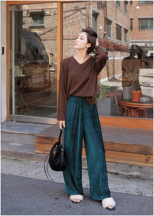 Quần ống rộng vải rủ mềm cạp chun khiến bạn trông như vừa bước từ phòng ngủ ra vậy, kể cả khi được mix nghiêm chỉnh cùng sơ mi  