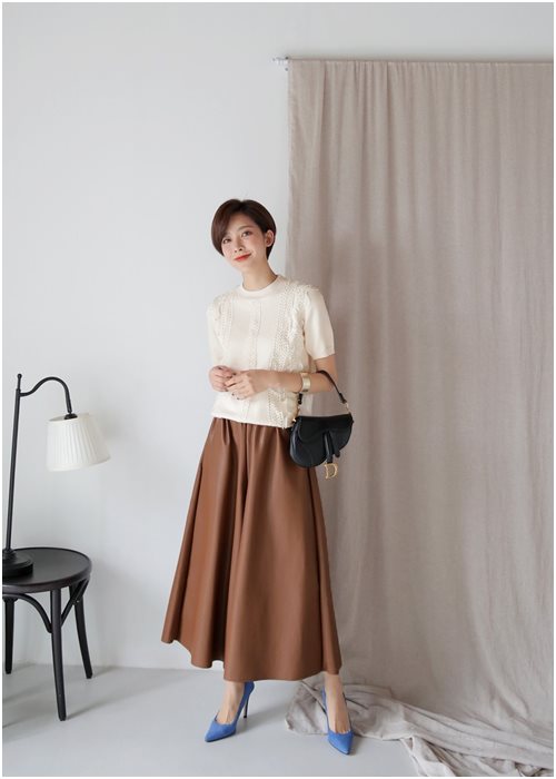 Quần ống rộng dáng xòe như váy cũng là một kiểu thiết kế cực kì dễ khiến các cô nàng nơi công sở bị luộm thuộm.