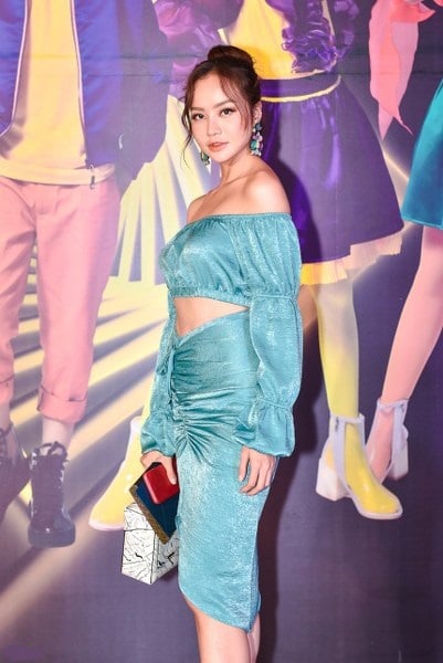 Én Vàng Kiều Ngân kết hợp croptop và chân váy rút dây màu xanh, cho vẻ ngoài cá tính. Tuy nhiên, chiếc váy quá ôm cùng phần xếp chưa tinh tế khiến phần bụng của cô nàng trông to hơn hẳn bên ngoài