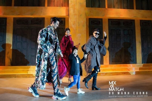 Cô cùng Lê Xuân Tiền và NTK Đỗ Mạnh Cường mở màn cho show diễn