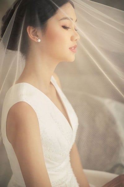 Cô được lòng khán giả bởi nét đẹp thanh tao và lanh lợi của mình cũng như được đánh giá là một trong những người đẹp thông minh của làng Hậu Việt