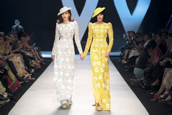 Hơn cả độ mãn nhãn với những bước đi đầy cao sang, quyền lực, cặp bạn thân Hà Hồ - Thanh Hằng còn khiến người hâm mộ sướng rơn khi sóng đôi với nhau trên sàn catwalk sau 5 năm. Và tất nhiên, danh sách những màn catwalk đi vào lòng người nhất năm 2018 không thể thiếu khoảnh khắc tái ngộ trên cả tuyệt với này.    