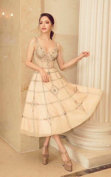 Việc giữ gìn vóc dáng mảnh mai cũng là yếu tố giúp Hương Giang dễ dàng sử dụng nhiều phom dáng váy áo đi tiệc.